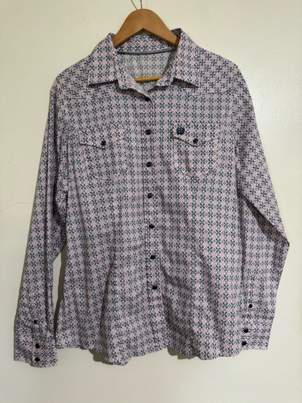 Cinch pearl snap western shirt Large pink navy blue
